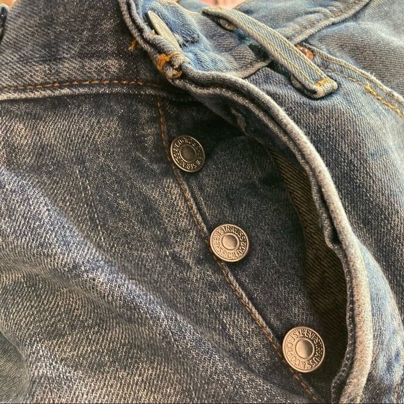 Levi’s Raw Cuffed Button Fly Distressed Shorts - Picture 11 of 11